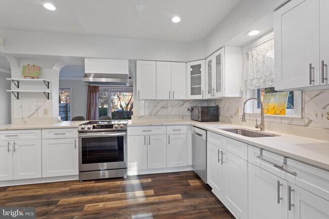 Building Photo - 6800 Melrose Dr