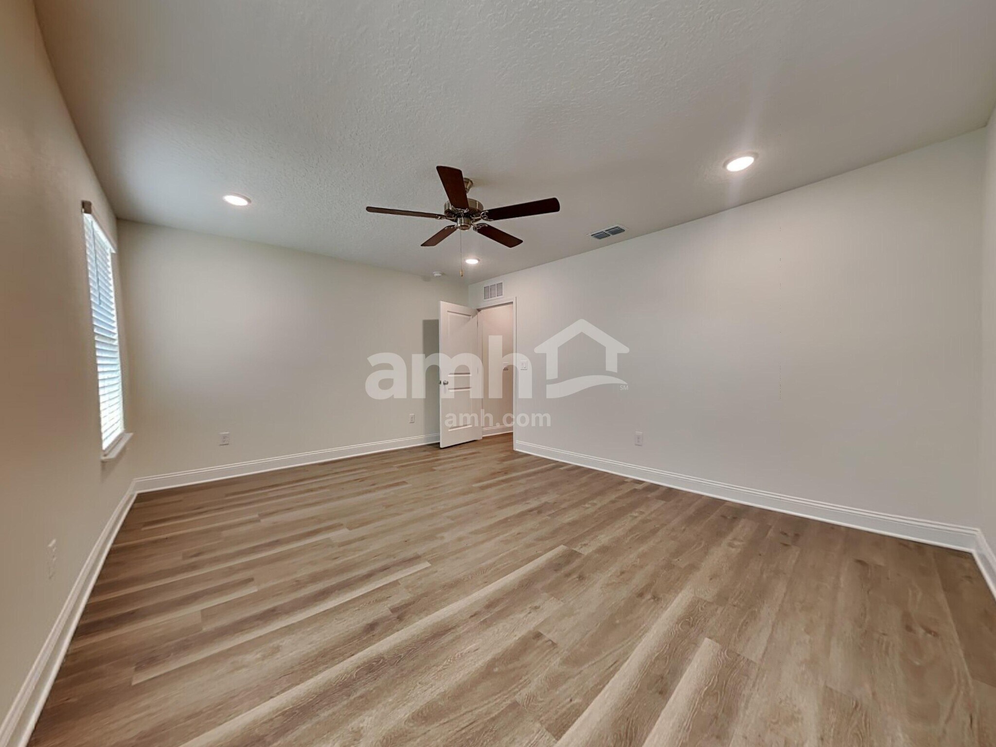 Building Photo - 11637 Hillside Dr