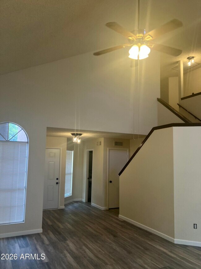 Building Photo - 530 E Kerry Ln