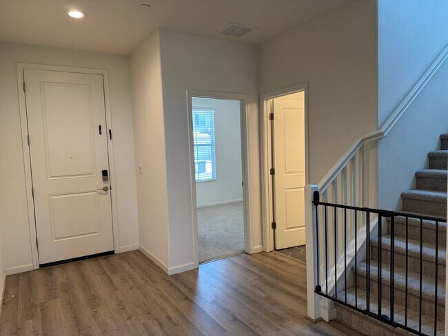 Building Photo - Beautiful 5 Bedroom, 3 Bathroom, 2800 Sqft...