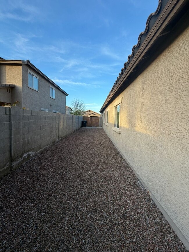 Building Photo - Welcome home to this meticulously maintained property in desirable Sun Groves Subdivision!