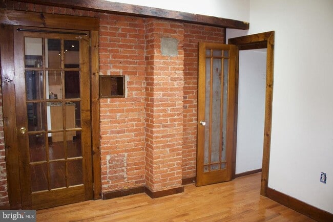 Building Photo - 209 W Chestnut St