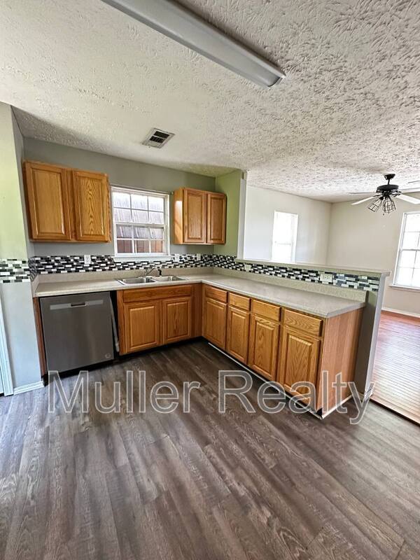 Building Photo - 621 Latham Ave