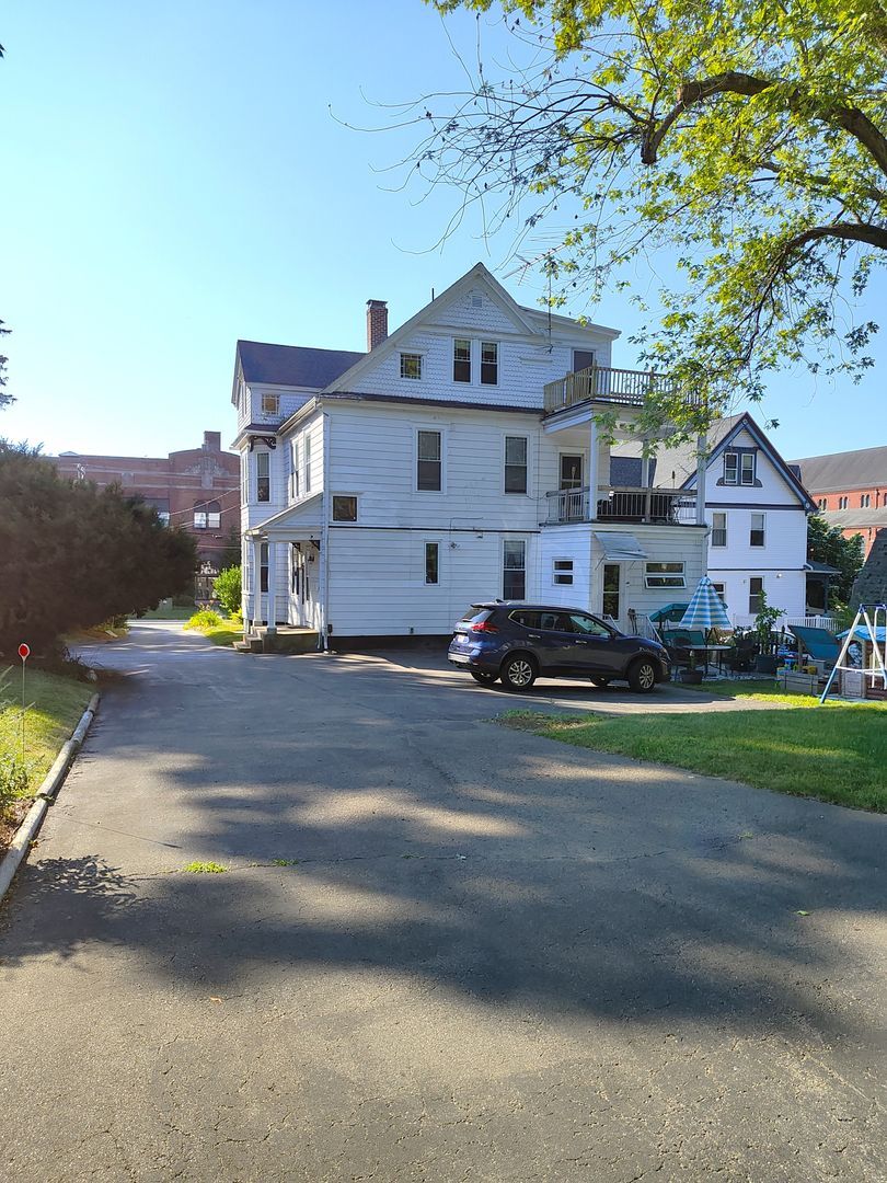 Building Photo - 395 S Main St