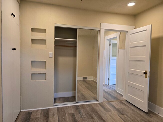 Building Photo - 2 Bedroom Duplex with Basement & 2-Car Garage