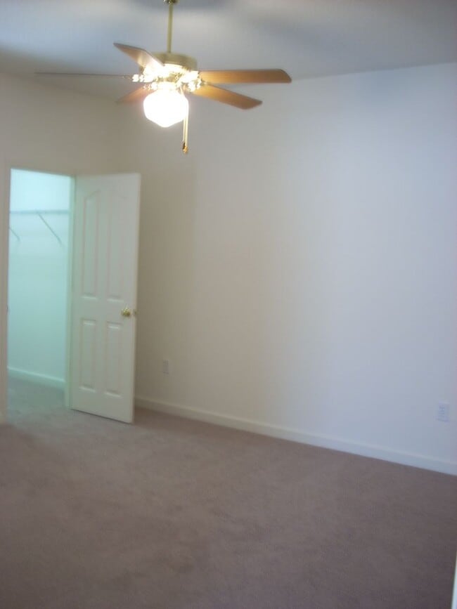 Building Photo - 1353SF 2BR 2.5BA 2 car garage