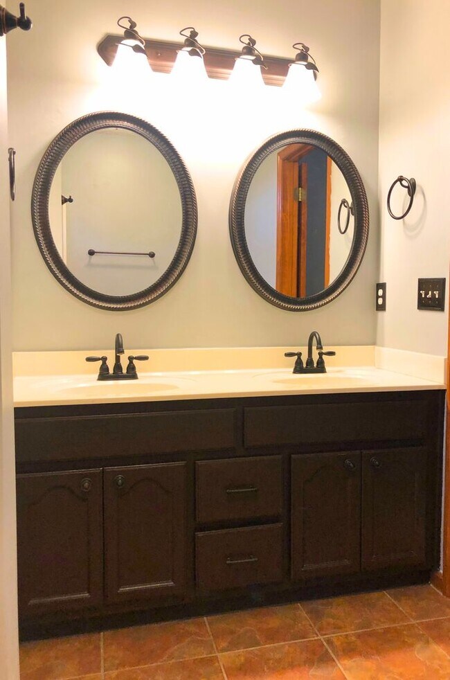 Building Photo - 3/2 home with a fenced in yard!