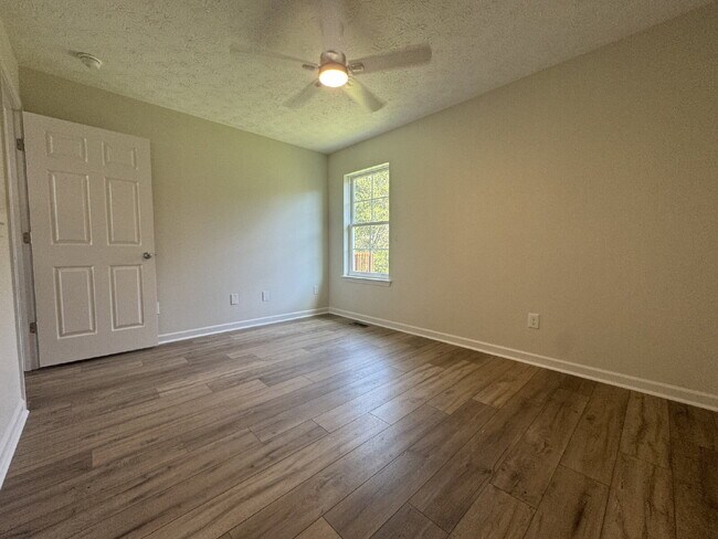 Building Photo - Stunning Move-In Ready Home in Hendersonville – Minutes from Old Hickory Lake!