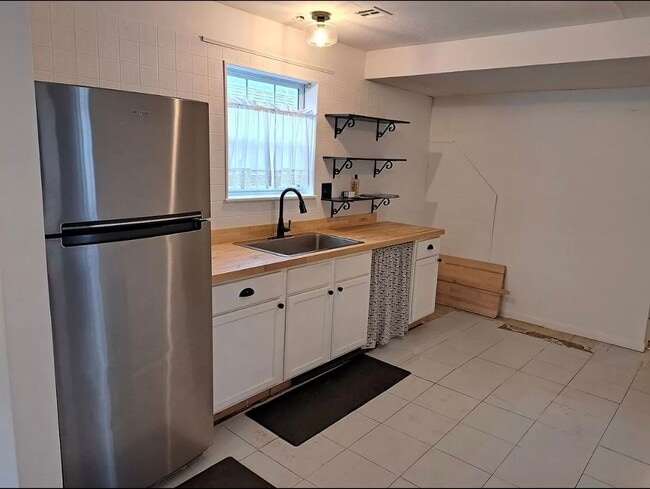 Building Photo - $895 - 2 bed 1 bath - Single Family Home