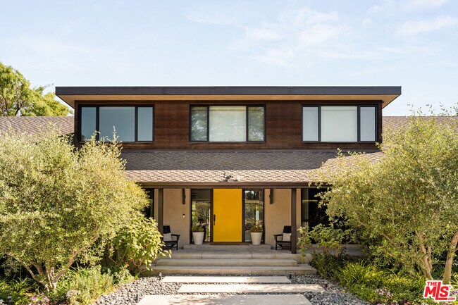 Building Photo - 17352 Magnolia Blvd