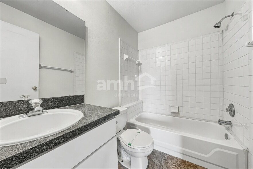 Building Photo - 732 McLean Ct