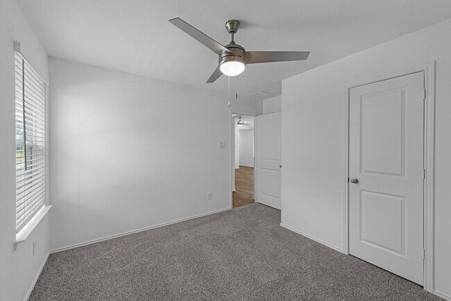 Building Photo - 3038 Lake Crest Dr