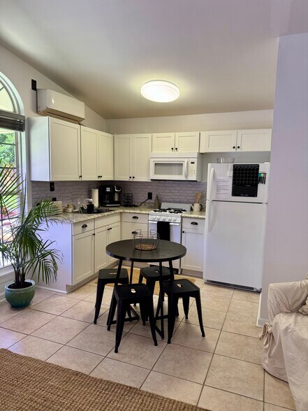 Building Photo - 3 Lang St