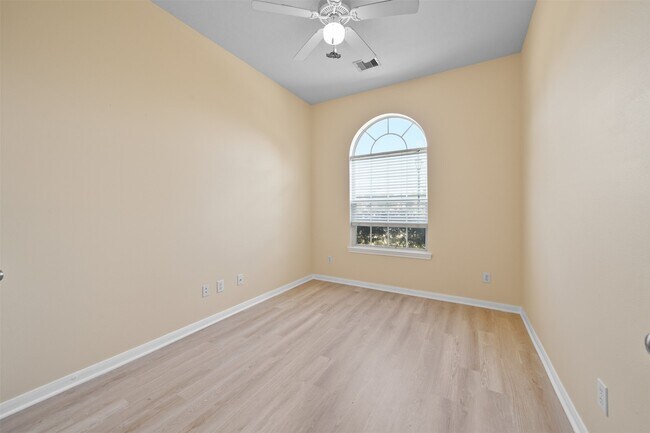 Building Photo - 12119 Lakewood Villa Dr