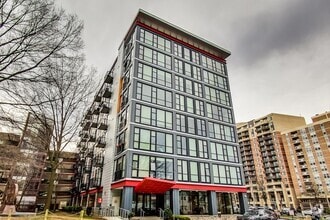 Building Photo - 1 Bed + 1 FB / Luxury Living in the heart ...