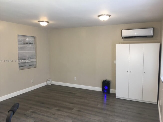 Building Photo - 32 NE 169th St