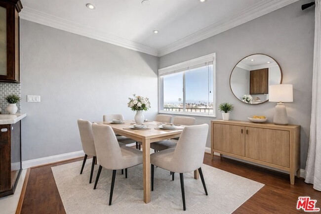 Building Photo - 1115 S Elm Dr