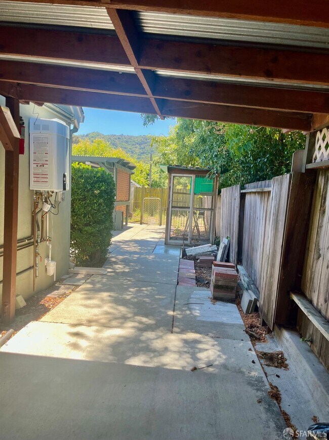 Building Photo - 5880 Olinda Rd