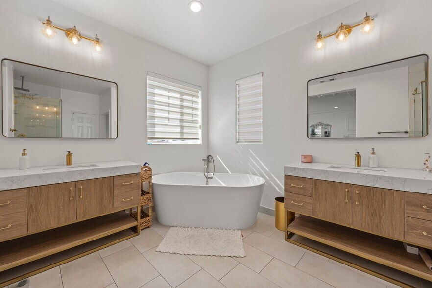 Building Photo - 16485 Nicklaus Dr