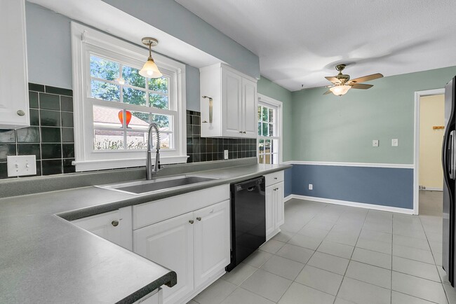 Building Photo - Move-In Ready Home in a Prime Summerville ...