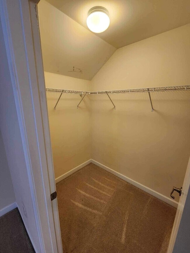 Building Photo - 909 Looking Glass Ct