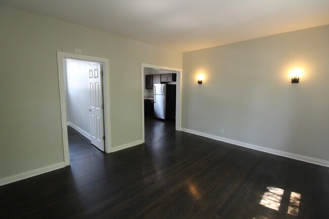 Building Photo - 1542 W Waveland Ave