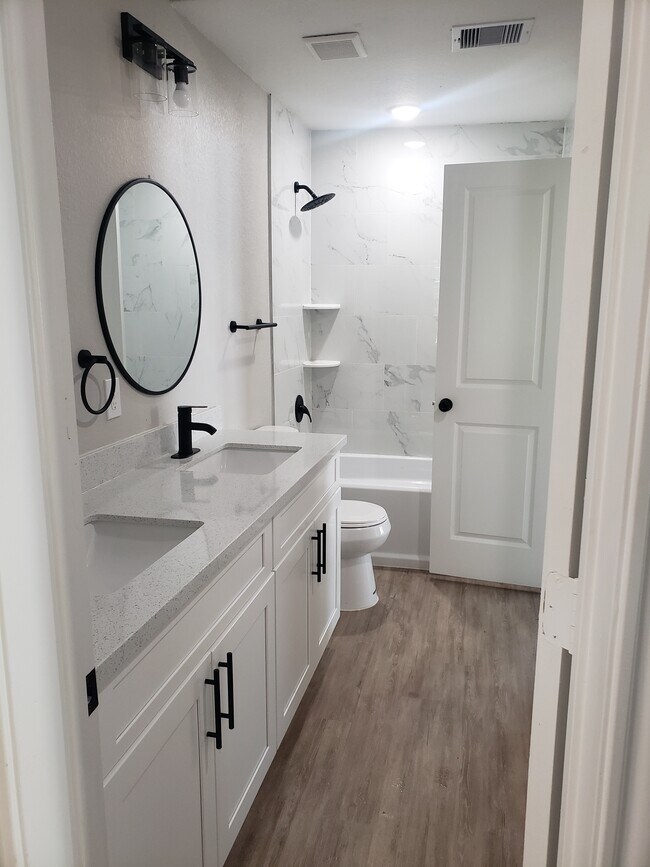 Secondary bath with dual vanities - 936 W Austin St