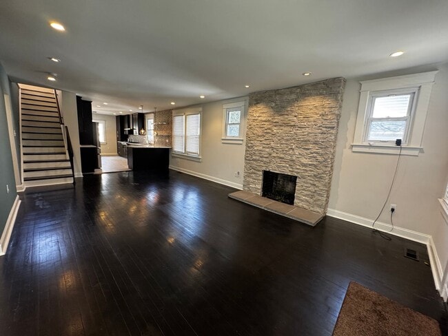 Building Photo - NEWLY RENOVATED EXPANSIVE 5BD 4BA BRIGHTWOOD HOME