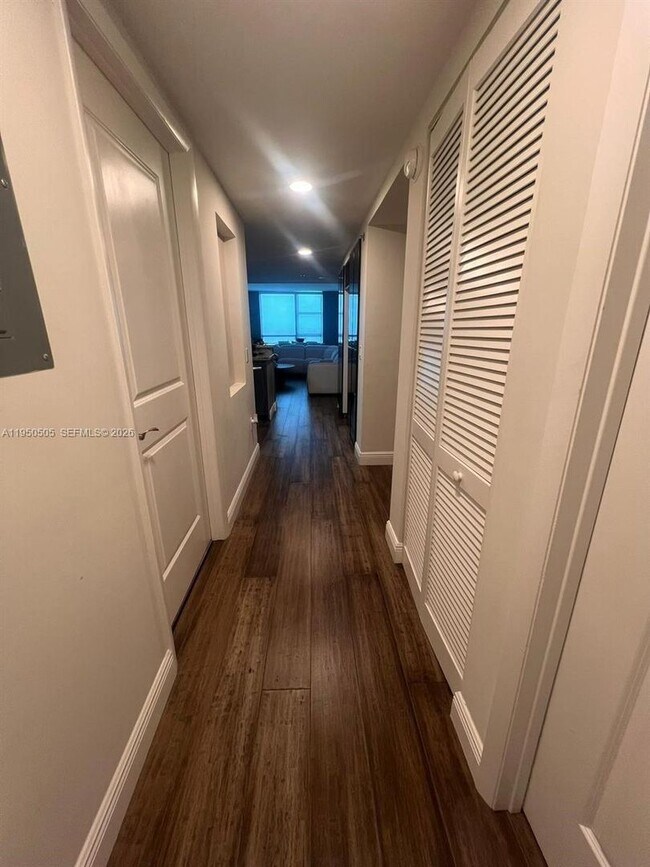 Building Photo - 2641 N Flamingo Rd