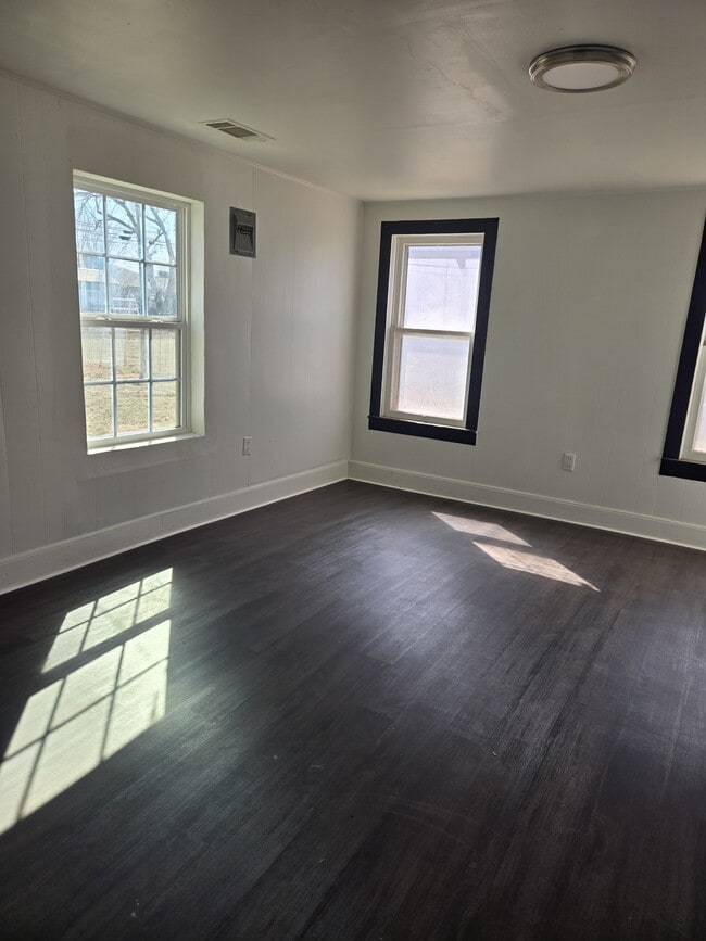 Building Photo - 714 N Ave C