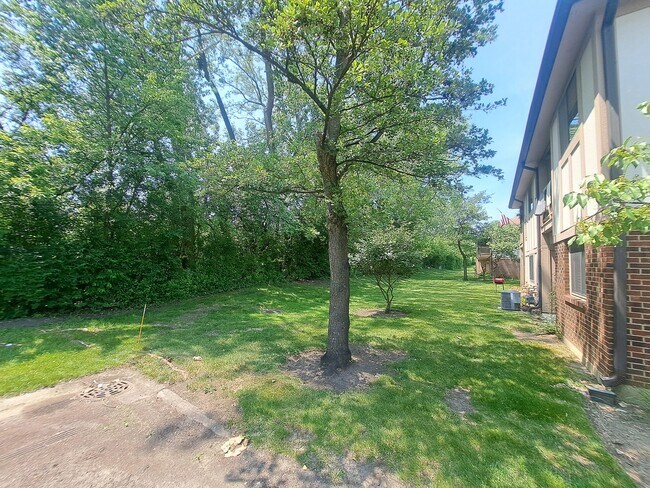 Building Photo - 905 Knottingham Dr