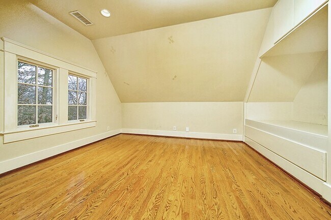Building Photo - Stunning Tudor-style 4BR/3.5BA home in a prime, unbeatable location!