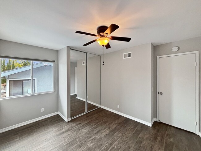Building Photo - Spacious 3BD/2.5BA Townhouse in La Jolla W...
