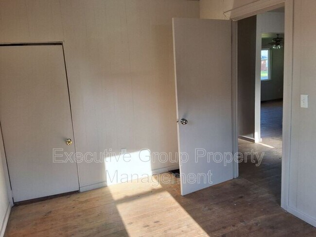 Building Photo - 746 W Elm Rd