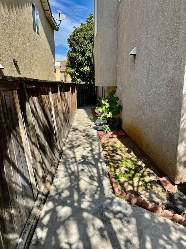 Building Photo - Nice 2 Story Home