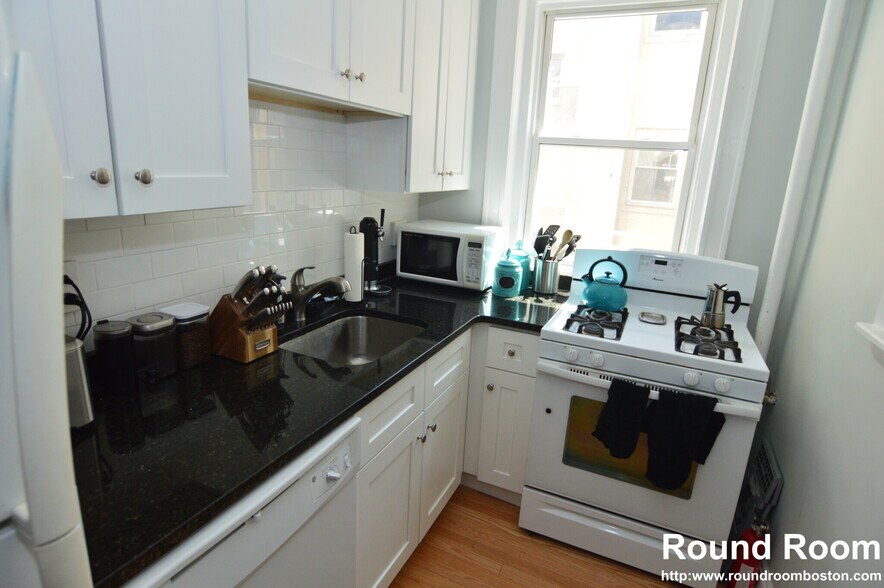 Building Photo - 229 Kelton St