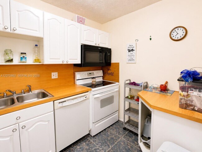 Building Photo - 3730 Inverrary Dr