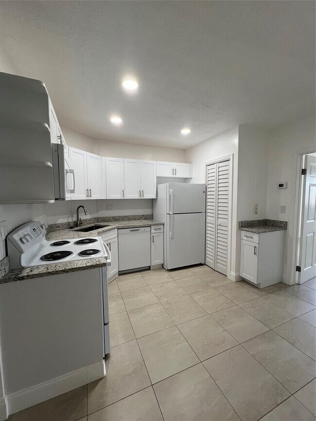 Building Photo - 2550 NE 51st St