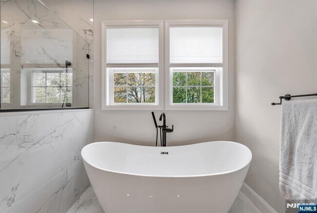 Building Photo - 765 6th Ave