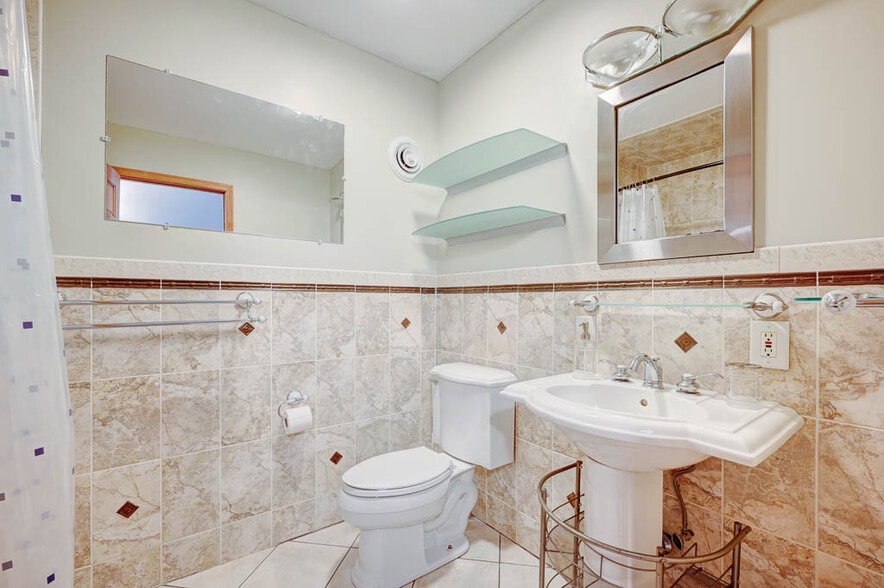 Building Photo - 1760 W Wrightwood Ave