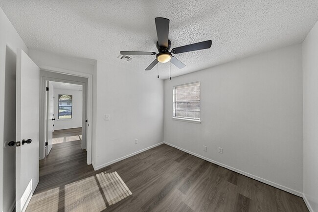 Building Photo - 3232 Parker Dr