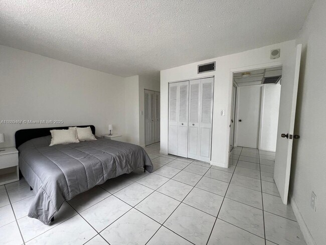 Building Photo - 6801 Indian Creek Dr