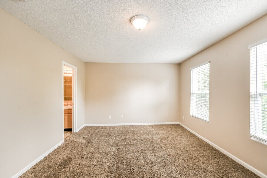 Building Photo - 952 Ravine Dr