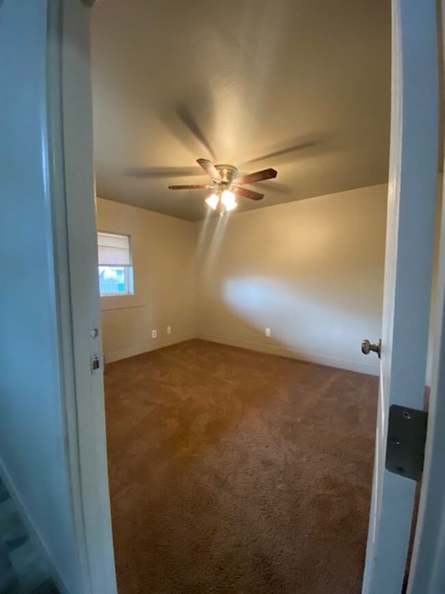 Building Photo - 1 Bedroom Apartment!