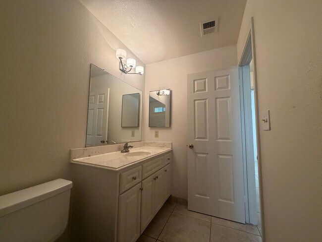 Building Photo - Single story near freeway access and major shopping!