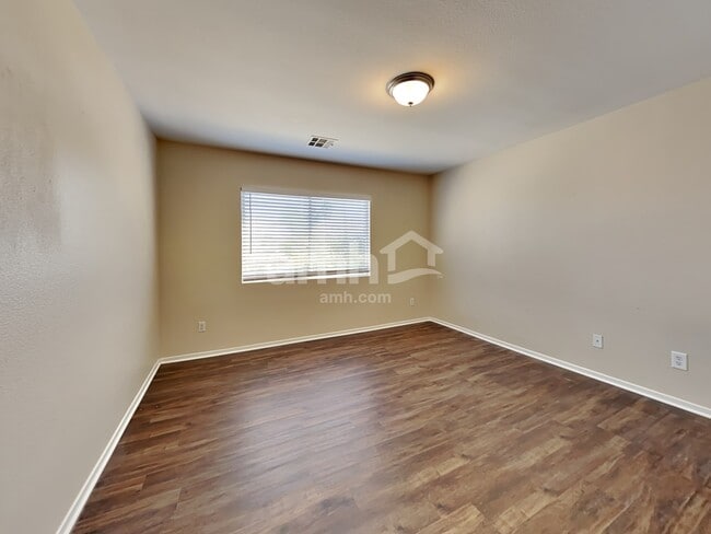 Building Photo - 1330 Summer Dawn Ave