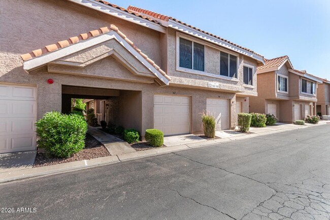 Building Photo - 1633 E Lakeside Dr