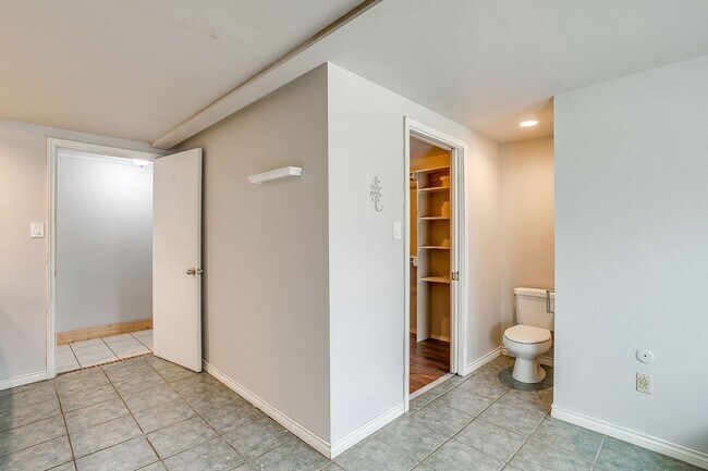 Building Photo - 406 Bellevue Dr