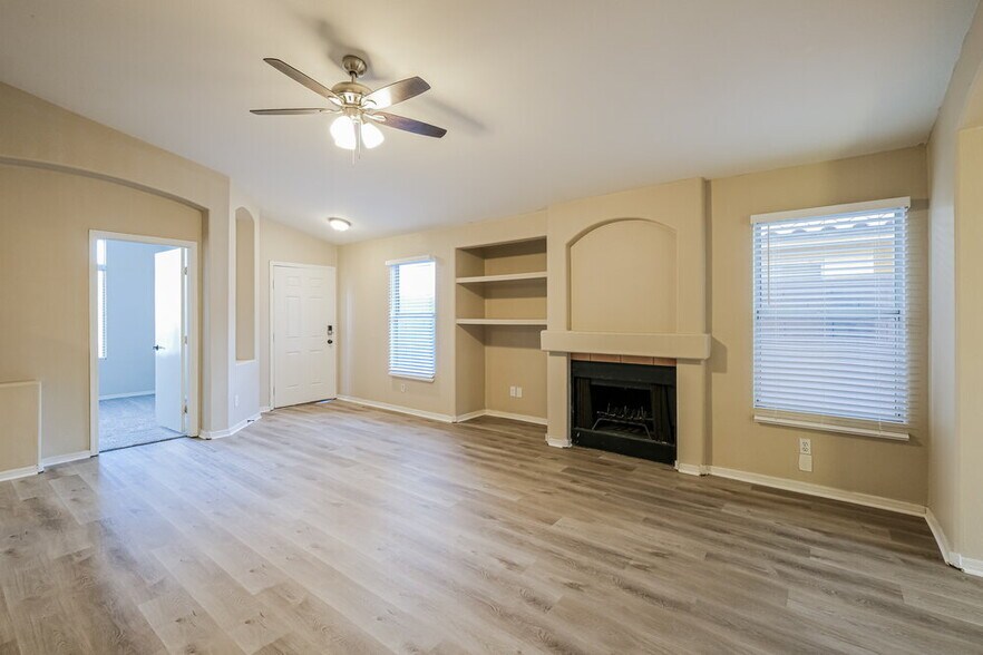 Building Photo - 8667 W Palm Ln