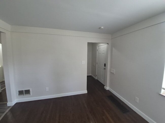 Building Photo - 5568 Raceview Ave